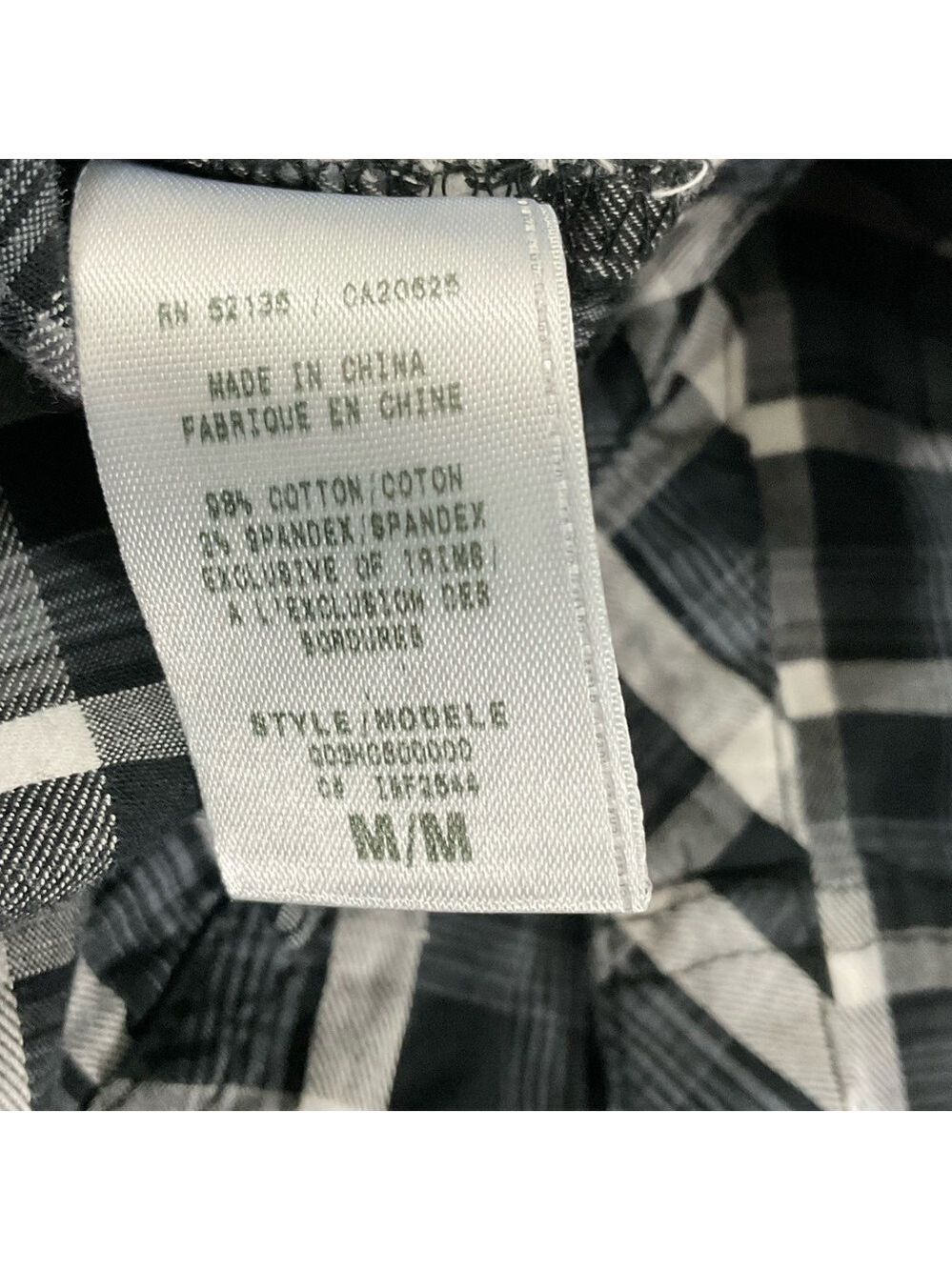 Guess Plaid Button down Blouse size Medium front pockets & roll up sleeves - Picture 9 of 9